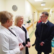 Plungės gydymo įstaigose apsilankęs A. Dulkys pristatė planuojamas priemones, kurios mažins eiles ir krūvį gydytojams