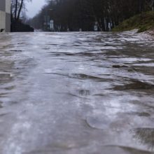 Kelininkai įspėja: naktį eismo sąlygas sunkins plikledis ir šlapdriba