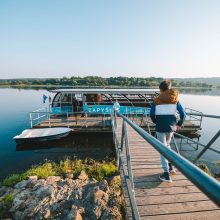 Nelaukdami sezono pradžios, turistai jau neria į žaliojo pakaunės smaragdo glėbį