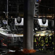 Nuo Venecijos tilto nukritus ir užsidegus autobusui žuvo mažiausiai 21 žmogus