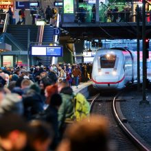 Dėl audros visoje Vokietijoje sutriko tolimųjų maršrutų traukinių eismas