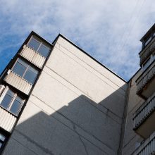Šiauliuose daugiabučio kieme rastas negyvas  vyras