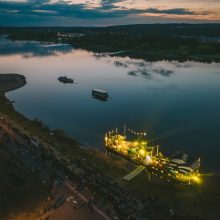 Nelaukdami sezono pradžios, turistai jau neria į žaliojo pakaunės smaragdo glėbį