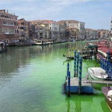 Venecijos policija tiria, kodėl pažaliavo Didžiojo kanalo vanduo