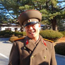 Šypsena: šis besišypsantis Šiaurės Korėjos pareigūnas dirba demilitarizuotoje zonoje, visai šalia demarkacinės linijos pasienyje su kaimyne Pietų Korėja.