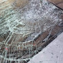 Stabtelėjusiai kaunietei –  klaikus siurprizas: ledo gabalas prakirto automobilio stiklą