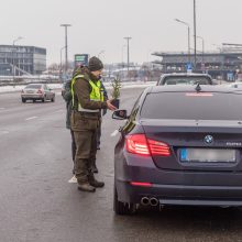 Vairuotojams – dovanos: miškininkai su policijos pareigūnais dalijo eglutes