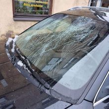 Stabtelėjusiai kaunietei –  klaikus siurprizas: ledo gabalas prakirto automobilio stiklą