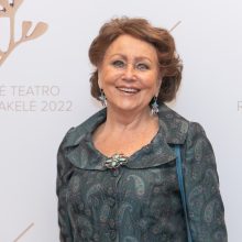 Teatralams išdalintos auksinės rūtų šakelės