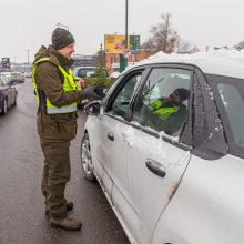 Vairuotojams – dovanos: miškininkai su policijos pareigūnais dalijo eglutes