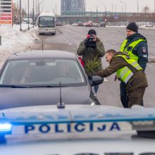 Vairuotojams – dovanos: miškininkai su policijos pareigūnais dalijo eglutes