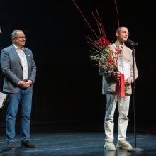 Teatralams išdalintos auksinės rūtų šakelės