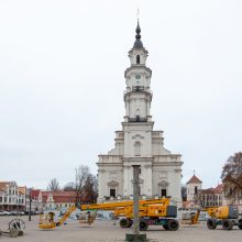 Rotušės aikštėje jau kyla kalėdinės eglės karkasas: įžiebimas – po savaitės