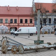 Rotušės aikštėje jau kyla kalėdinės eglės karkasas: įžiebimas – po savaitės