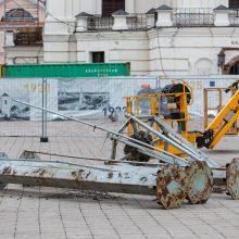 Rotušės aikštėje jau kyla kalėdinės eglės karkasas: įžiebimas – po savaitės