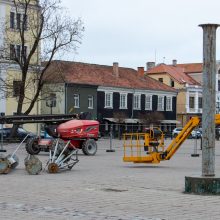 Rotušės aikštėje jau kyla kalėdinės eglės karkasas: įžiebimas – po savaitės