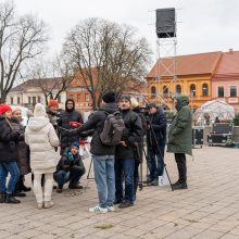 Rotušės aikštėje pabiro plunksnomis, kurias išbarstė virš miesto praskridęs angelas 