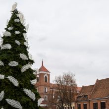 Rotušės aikštėje pabiro plunksnomis, kurias išbarstė virš miesto praskridęs angelas 