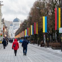 Kaunas siunčia palaikymo žinutę Ukrainai: artėjant karo metinėms Laisvės alėjoje suplazdėjo vėliavos