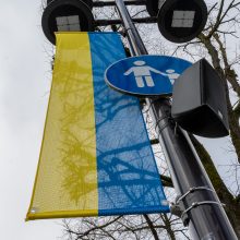 Kaunas siunčia palaikymo žinutę Ukrainai: artėjant karo metinėms Laisvės alėjoje suplazdėjo vėliavos