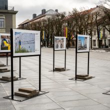 Kaunas siunčia palaikymo žinutę Ukrainai: artėjant karo metinėms Laisvės alėjoje suplazdėjo vėliavos