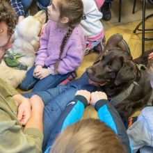 Pakvietė vaikus skaityti su šunimis – vos talpino visus norinčiuosius