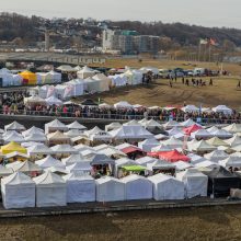 Sausakimšoje Kaziuko mugėje Kaune – šypsenos, derybos, aimanos ir stipruolis V. Blekaitis