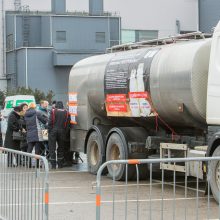 Ūkininkai tęsia protestą: kauniečiams išdalytas rekordinis kiekis pieno