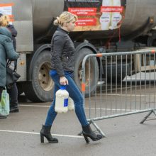 Ūkininkai tęsia protestą: kauniečiams išdalytas rekordinis kiekis pieno