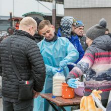 Ūkininkai tęsia protestą: kauniečiams išdalytas rekordinis kiekis pieno