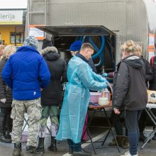 Ūkininkai tęsia protestą: kauniečiams išdalytas rekordinis kiekis pieno