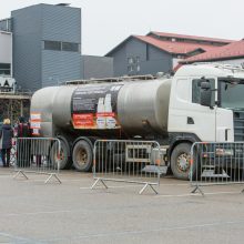 Ūkininkai tęsia protestą: kauniečiams išdalytas rekordinis kiekis pieno