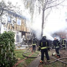 Sujudimas Žaliakalnyje: liepsnos nuo ūkinio pastato persimetė į namą