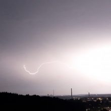 Pagavo įspūdingų kadrų, kaip atrodė Vilnius per audrą: žaibas kirto į TV bokštą