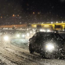 Įspėja vairuotojus: naktį eismo sąlygas sunkins snygis, plikledis, lijundra, rūkas