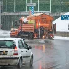 Sniegas įsismarkavo ir sostinėje: pasipylė avarijos, kemšasi gatvės