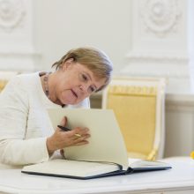 A. Merkel Vilniuje žadėjo tęsti sankcijas Rusijai, bet gynė „Nord Stream“