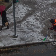 Pirmo sniego krikštas sostinei: 22 automobiliai nuvažiavo nuo kelio