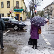 Pirmo sniego krikštas sostinei: 22 automobiliai nuvažiavo nuo kelio