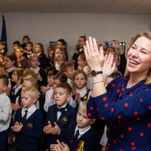 Bronzinė J. Basanavičiaus skulptūra persikraustė į progimnaziją