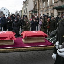 Iškilmingos laidotuvės baigėsi: sukilimo vadai palydėti į Rasų kapines