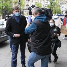 Medžioklę lankais įteisinusiam ministrui aktyvistai įteikė J. Biliūno „Kliudžiau“