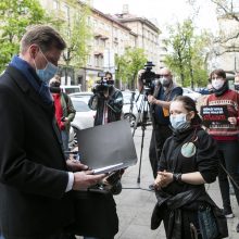 Medžioklę lankais įteisinusiam ministrui aktyvistai įteikė J. Biliūno „Kliudžiau“