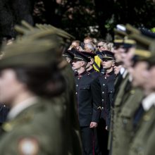 Prezidentas iškilmingoje ceremonijoje kariūnams suteikė karininko laipsnį