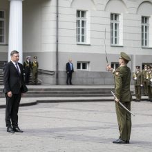 Prezidentas iškilmingoje ceremonijoje kariūnams suteikė karininko laipsnį