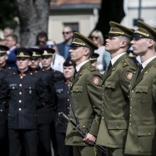 Prezidentas iškilmingoje ceremonijoje kariūnams suteikė karininko laipsnį