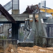 Stadiono konstrukcijų sprogdinimai sustabdyti: akmenys skriejo į gyvenamuosius namus