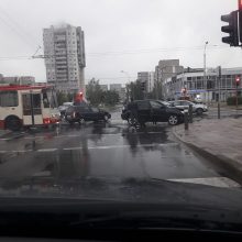 Vilniuje eismą rytą paralyžiavo masinės avarijos