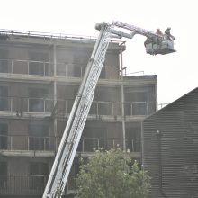 Londone degė septynių aukštų daugiabutis: liepsnos apėmė visą pastatą