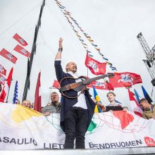 Organizatoriai rado sprendimą: himną kviečia giedoti saugiu vėliavos atstumu